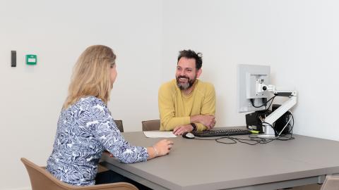 Vrolijk gesprek tussen twee mensen aan een tafel