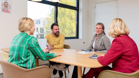 Formeel gesprek aan een tafel