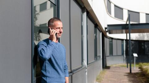 Een collega is buiten aan het telefoneren