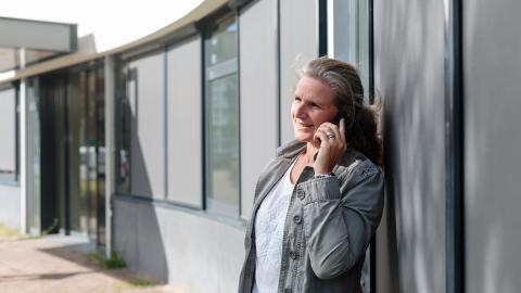 Een collega is buiten aan het telefoneren