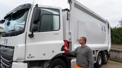 Een collega stapt uit de vrachtwagen