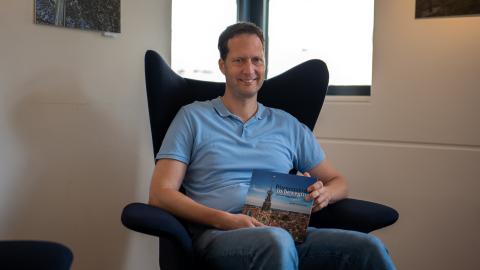 Collega Martin Deinum met zijn boek over de binnenstad van Alkmaar