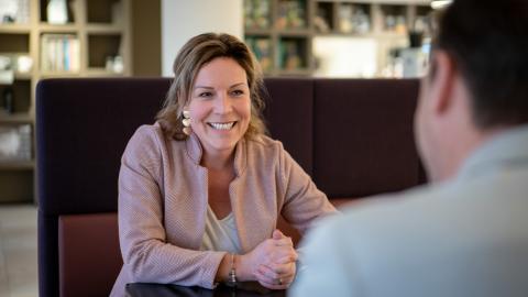 Collega Tanneke in gesprek met een andere collega