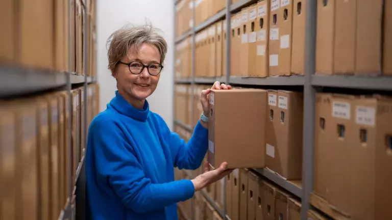 Jannemarein Renout in de archiefruimte