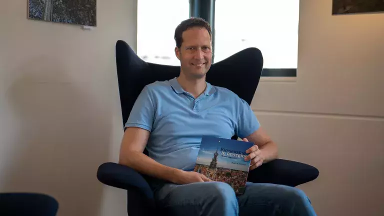 Collega Martin Deinum met zijn boek over de binnenstad van Alkmaar