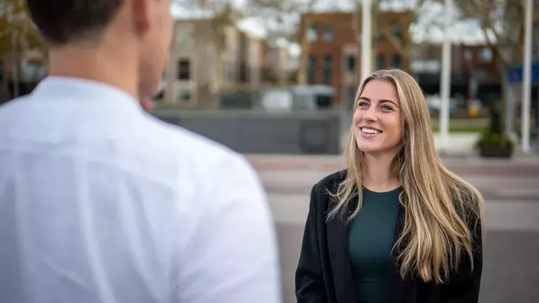 Collega Marinte in gesprek met een andere collega