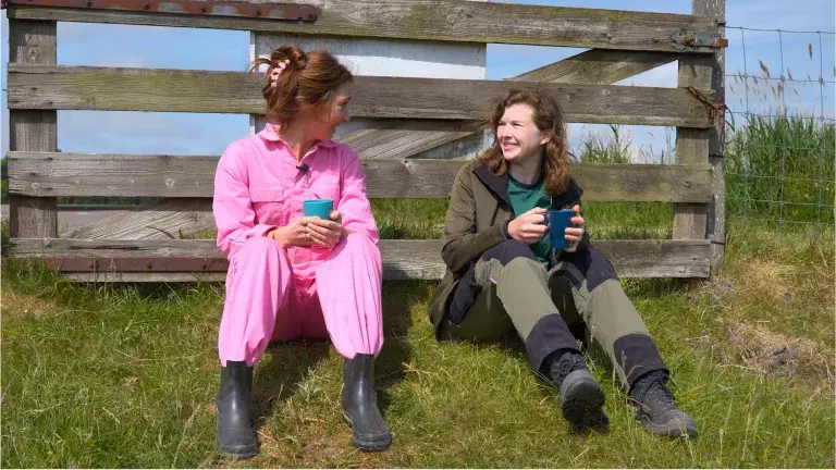 Recruiter Mandy en Shanna in gesprek onder het genot van een kop koffie.